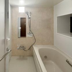 水回り設備の老朽化に伴うリフォーム。1階のお風呂と洗面台、2階と3階のトイレの交換。キッチンは換気扇と水栓のみの交換を施工いたしました。特に「掃除がしやすい機能的なものを」とのご要望に加え、エコ補助金を活用できる設備の中から、リクシル製品の対象商品をご提案し、わかりやすい説明を丁寧ながらご案内しました。