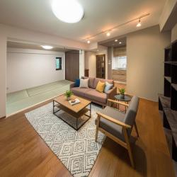 リビングからキッチン、そして奥の和室までが一望できる、開放感あふれる住まいへ生まれ変わりました。
柔らかな木目の床が空間全体にあたたかみを与え、和室の畳のグリーンがやさしいアクセントに。壁を取り払い動線を整えたことで、家中のつながりがより自然で心地よいものとなりました。
キッチンは照明や内装を整え、落ち着いた雰囲気をまとった使いやすい空間に。全体の統一感がぐっと高まり、毎日の暮らしに寄り添う、明るくやさしい空間に仕上がっています。