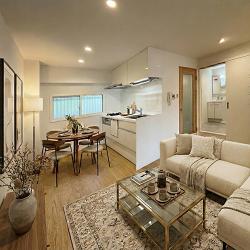 窓側から見渡すリビングダイニングは、間取り変更によって空間がひとつにつながり、明るく開放的な住まいへと生まれ変わりました。白を基調とした内装と新しいフローリングが光をやさしく取り込み、広さと爽やかさを感じられる使いやすい空間になっています。