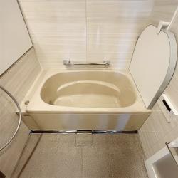 天井裏の大きな梁があり、他メーカーでは設置が難しいと言われていた浴室ですが、メーカー担当者と現地調査を行い施工方法を検討することで、タカラスタンダードの最上位シリーズ「プレデンシア1418」を採用することができました。鋳物ホーロー浴槽の重厚感ある質感と高い保温性により、ゆったりとくつろげる上質なバスルームを実現。床には高級感のあるキープクリーンフロアを採用し、お手入れのしやすさとデザイン性を両立しました。梁のある難しい条件の中でも、ご希望の浴室を叶えたリフォーム事例です。