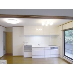 白を基調にした設備や建具にリフォームして、広々清潔感のある空間を演出しました。
