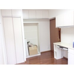 収納を造作して、部屋中にあふれていた物が片付き、お部屋が広くなりました。
和室はフチなし畳と白いクローゼットに替え、トイレやお風呂も明るい色をセレクトし、全体的に明るい印象になりました。