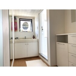 洗面室に鏡を設置し、お風呂の換気扇を交換しました。