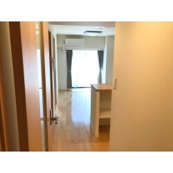 マンションの原状回復をしました。クロスや床のキズや汚れは隅々までチェックして、きれいに補修・クリーニング！浴室とバルコニーは高圧洗浄で、しつこい汚れもきれいに落ちました。設備の不具合もしっかり確認しています。
