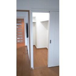 リビングの一部をウォークインクローゼットにしました！間仕切り壁を増設し、クローゼットは、ハンガーパイプと棚収納で収納力も十分です。