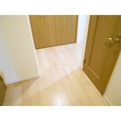 LDKの壁・天井クロス張替えとフローリング張替えを行いました。フローリングは、美しい木目が特徴で、防音・抗菌・スリ傷に強いなど機能性も高く、空間をワンランクアップさせます。