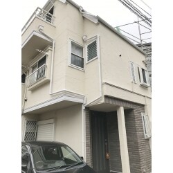 外壁・屋根塗装工事、ベランダ床防水・補修工事を行いました。屋根は、遮熱塗料サーモアイの2回塗り仕上で、屋根への蓄熱を抑制し、猛暑のお部屋の暑さを軽減します。