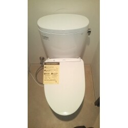 TOTOネオレストAH1に交換しました。クロスや床材は劣化が目立たなかったので交換せず、トイレ本体のみの交換をおこないました。