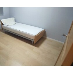 築20年近いマンションの気になる箇所の内装リフォームです。洋室と洗面室のクロスと床を張り替え、一新しました！