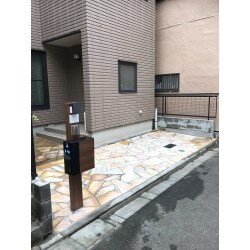 玄関先のデッドスペースを活かし、駐車場にリフォームしました。門や塀を取り除き、オープン外構に！また、和式トイレの段差をなくし、洋式トイレにリフォームし、もう1箇所のトイレには、ウォシュレットを取り付けました。