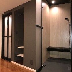 バスルームの動線を、寝室から直結のシャワーブースにリフォーム！合わせてサニタリールームを一新しオープンクローゼットも新設しました。アクセントクロスをダークグレーにし、より落ち着きある空間になりました。