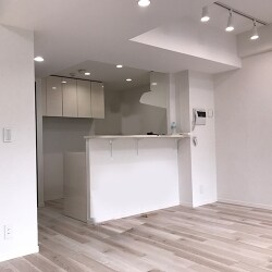 白を基調に、フローリングの木目が暖かな雰囲気の落ち着いたＬＤＫ。
オープンキッチンにされたことにより、開放的ですっきりとしたキッチンと広々としたリビングになりました。
笠木カウンターで家事の合間もリビングでくつろぐご家族との交流が楽しめます。