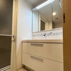 洗面所の配水管から水漏れが有りましたので配水管の交換と洗面台の交換、クッションフロアの貼替を致しました
