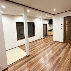 LDKを一つの空間とするために、耐震補強案も考えました。各所梁補強を行い、抜けない柱のある部分を小空間の畳スペースとしました。窓には内窓を設置して、断熱、防音にも考慮した快適な空間となるように努めました。
