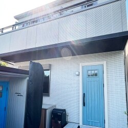 玄関のイメージを明るく爽やかに。鍵は、車の鍵のようにリモコンでも、タグキーでも、ワンアクションで施解錠可能なポケットキーです。スマホのアプリ上でも施解錠や各種設定を管理出来ます。そのうえ、不正解錠防止システムやピッキング対策など、防犯対策もしっかり出来ています。