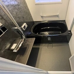 ユニットバス交換に伴って腐食の進んでいた土台や柱をきちんと補強し、配管も更新して安心してお使いいただけるようになりました。またリビングダイニングのフローリング・天壁クロスの貼替や駐輪場の屋根を張替えました。