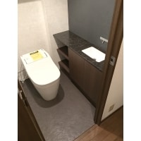 こだわりの内装でシックなトイレルームに!