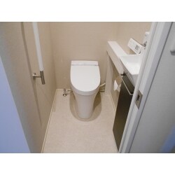 コンパクトなタクレストイレLIXIL『サティスSタイプ』に交換し、トイレ空間が広くなりました。トイレ横には、カウンターと手洗い器を増設し、使い勝手がよいトイレになりました。
壁・天井クロスと床のクッションフロアも張替え、一新しました。