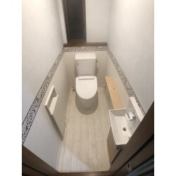 シンプルなデザインでお手入れ簡単なトイレに交換。白いクロスにボーダークロスで引き締まり、清潔感ある素敵な空間になりました。
お家のクロスも張替え、廊下や階段など明るく一新しました。