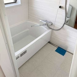 浴室はスケルトンにして、特殊なサイズでもぴったり合わせられる　タカラぴったりサイズグランスパをご提案させていただきました。タカラ製は従来のプランよりもグレード、バリエーション共に多彩な提供になっており、天井パネルも他社と比べて厚みのある保温材で全体をカバーしています。更に高断熱浴槽＆断熱風呂蓋で追い炊き回数も減らせます。お住まいになられる方がゆったりくつろげる浴室はお部屋選びの欠かせないポイントにもなりますので、浴室は新しいシステムバスに交換させていただきました。