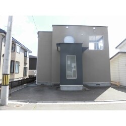 STOによる塗り壁施工を致しました。お客様のこだわりで二色のSTOを使用。きれいに塗分けられました。