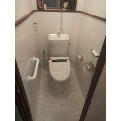 タイル面にはサニタリーパネルを施工し清潔感あふれるトイレに仕上げました。