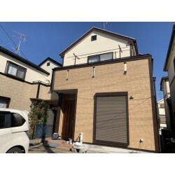 今回は1回目の塗装工事で、サイディングの状態も非常に良く、奥様の「今の外壁の雰囲気が気に入っている」という意向でクリア－塗装での施工となりました。
施工前は、色褪せていた外壁も、塗装後は見事に生まれ変わりました。