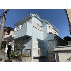 今回は1回目の塗装工事でした。
施工前は、屋根板金が風災で飛ばされていたり、外壁のコーキングが破断していたりと、あまり良い状態ではありませんでした。
施工内容は、屋根板金は下地と板金の交換後に塗装、外壁はコーキングを打ち替え後に塗装、バルコニーはウレタン防水で施工させて頂きました。
外壁色は白と鮮やかなブルーで見事に生まれ変わりました。
