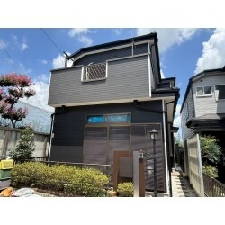 屋根　スーパーガルテクト　　外壁　アステックペイント

屋根はアイジー工業のスーパーガルテクトを葺き替えし、北面のサイディングが凍害が起こっており一面サイディングの上張りを行いました。