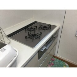 システムキッチンのコンロが古く、かなり汚れてきたので、ここだけを交換してもらうことにしました。