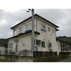 以前の外壁の色と比べて白に塗装した事で、出窓の雰囲気ともよく調和が取れており、シンプルで清潔感のある雰囲気の外観になりました。