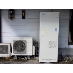 エコ給湯器を設置しました。
外壁の色とあっています。