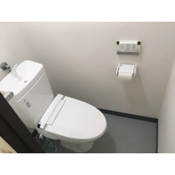 デッドスペースがないように配置したトイレ
真っ白いトイレで、新入社員様だけでなく社員様皆様にとって使いやすいトイレになりました。