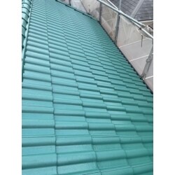 鮮やかなグリーンの屋根へ