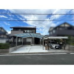 既存のカーポートはそのままで駐車場を拡張しました