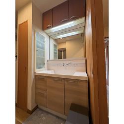 既存の棚はそのままに洗面台を新調しました