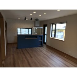 アイランドキッチンにリフォームし調理しているときでもお子様の姿を感じられるようにしました。