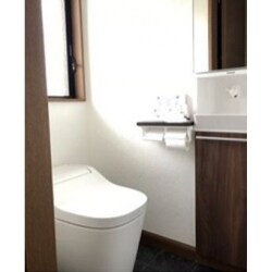 トイレ本体だけでなく、埋め込み収納と手洗いも設置しました