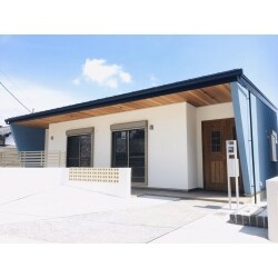 軒天部分は木を貼りアクセントに。壁はご家族の好きなブルー。
平屋ながらもご家族の希望を沢山盛り込んだ満足いただけるお家が完成しました。
