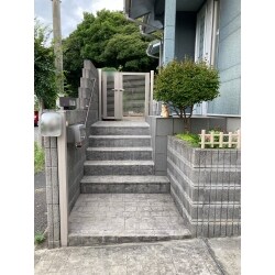 駐車場側にあった門扉を庭の側に移設し、玄関までの動線を楽にしました。