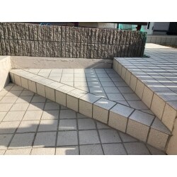 玄関タイルの貼り替えと、庭木をなくしフェンス設置をすることで、玄関周りの雰囲気が変わりました。