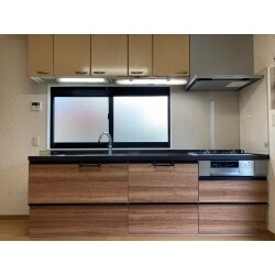 キッチン下台の取替を行いました。ご希望の機能を備えたキッチンへの新調、ご家族様にもご満足いただきました。