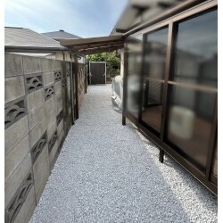 防草シートの上に白バラスを敷きました。防犯対策にもなり一石二鳥です。
