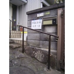 ご主人の足が悪いため、駐車場から玄関への移動に手すりの設置をご希望されました。
駐車場から玄関までに勾配と段差があり移動に不安をお持ちでしたが、手すりの設置により、安心して頂きました。

住宅改修介護保険を使い、施工費用の負担を軽く出来ました。
介護保険を使っての住宅改修も是非ご相談下さい。
