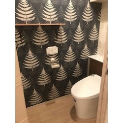 LIXILのリフォレを採用し、トイレ付帯の背面収納に掃除用具や備品、配管・配線にいたるまで収納し、見た目をスッキリとさせました。また、トイレは独立空間ですのでお好きな柄やデザインの壁紙を採用する事で、お客様だけのオンリーワンのトイレを造ることができます。サービスとして弊社の木材加工廃材を利用し、無垢板の飾り棚も取り付けました。
お好きなデザインとお好きな小物をディスプレイされて快適になったと喜んでいただけました。