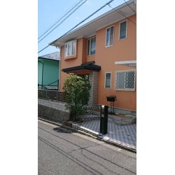 玄関の庇がいつ崩れてもおかしくない状態で、ご心配されていました。
現状を見させて頂き、新しい庇との取替を行いました。
庇が新しくなり、ご安心して頂けたと同時に、お宅の顔である玄関がすっきりとキレイになりました。