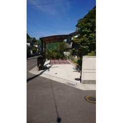 施主様がご実家に戻られるのを機に駐車場が必要となりました。
お手入れが大変であったお庭を土間コンクリートにし、塀を壊し開口を広くする事で出入りがスムーズに出来るようにしました。又、カーポートの設置と、防犯の為門扉も新規に取付ました。