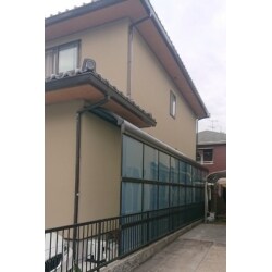 二世帯になり、収納スペースにお困りでした。
空いていた犬走りの土部分をコンクリートにし、テラス屋根を設置しました。
上部のみ風雨避けにパネルを貼る場合が多いのですが、「できるだけ雨が入らないように」というご要望にお応えし、地面から屋根までパネルを貼り詰めました。

