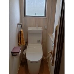 築年数とともにトイレの床がふわふわし、また、トイレの経年劣化を気にされていました。
床は沈みを解消するため、サニタリーフロアを使った追い貼り工法を採用。
トイレはパナソニックのアラウーノVに交換。
壁紙はアクセントに淡い木目柄にし、清潔感のある落ち着いたトイレになりました。
