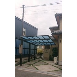 屋根のない駐車場に車を置かれていましたが、車の汚れや痛みを気にされており、また、足を悪くされているお母様が雨の日の乗り降りも大変でした。
カーポートをご提案し、横からの風雨を防ぐために側面パネルも付けました。
車を安心して停められる事、雨の日にお母様が雨に濡れることなく家まで入れるようになった、と喜んで頂けました。